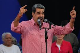 El presidente venezolano, Nicolás Maduro, se dirige a los civiles que prestan juramento para unirse a una red de defensa estatal en el barrio de Petare de Caracas, Venezuela.