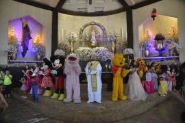En las misas para niños en el templo de Fátima participan personajes infantiles como Mike Mouse, Mimí, Winnie Pooh, entre otros.