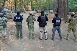 Según el relato del primer policía, en el momento que bajan del coche, los dos agentes extranjeros que venían con ellos les comentan que los cuatro eran empleados de la Embajada de Estados Unidos.