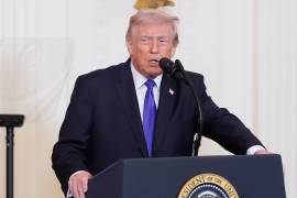 El presidente Donald Trump habla sobre Irán antes de la ceremonia de entrega de la Medalla de Honor en la Sala Este de la Casa Blanca, el lunes 2 de marzo de 2026, en Washington.