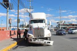 El camión circulaba con paso continuo por la lateral del periférico LEA.