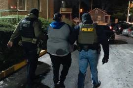 Agentes del Servicio de Control de Inmigración y Aduanas detienen a una persona el lunes 27 de enero de 2025, en Silver Spring, Maryland.