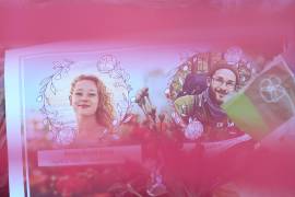 Imágenes de Renee Good y Alex Pretti, quienes fueron asesinados a tiros por oficiales federales de inmigración, en un monumento improvisado en el lugar donde Pretti fue asesinado, en Minne