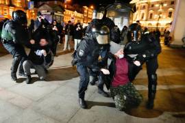 La policía antidisturbios detiene a jóvenes en una manifestación en San Petersburgo, Rusia, el martes 1 de marzo de 2022.