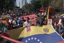 Manifestantes en la Ciudad de México sostienen banderas de Venezuela y pancartas en apoyo a la presidenta Claudia Sheinbaum, rechazando cualquier intento de intervención militar extranjera bajo el lema “México no se toca”.