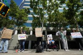 Un grupo de manifestantes sostiene pancartas frente al Tribunal de Inmigración el martes 12 de mayo de 2026 en Concord, California.