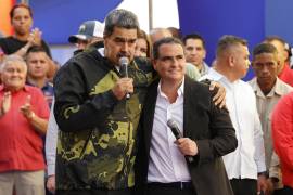 El entonces presidente venezolano Nicolás Maduro (izq) con Alex Saab en un evento en Caracas.