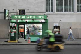 Una gasolinera en París. La Unión Europea importa la mayor parte de su petróleo y gas, lo que la hace vulnerable a la volatilidad de los precios mundiales.