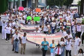 CUERNAVACA, MORELOS, 08OCTUBRE2026.- Miembros de la sección XIX del Sindicato de Trabajadores del Seguro Social marcharon desde la clínica número 1 hasta las instalaciones del sindicato para exigir mejoras salariales, un diálogo entre la base trabajadora y los líderes sindicales; además de exponer que trabajan con pocos insumos medicos. FOTO: MARGARITO PÉREZ RETANA/CUARTOSCURO.COM