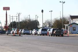 Cientos de paisanos que provienen de EU están cruzando por Piedras Negras para dirigirse a otros estados de México.