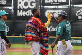 J.P. Martínez conectó su primer jonrón de la noche en la primera entrada para abrir el marcador.