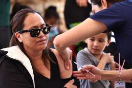 Vecinos de distintas colonias acudieron desde temprana hora al módulo instalado en Alsuper Mirasierra para recibir la vacuna contra el sarampión.