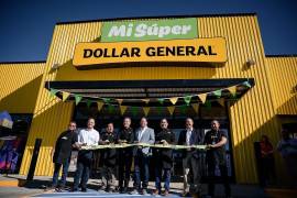 El alcalde Javier Díaz corta el listón inaugural de la nueva tienda Mi Super Dollar General.