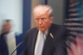Una imagen capturada con zoom y una técnica de obturación lenta muestra al presidente Donald Trump hablando con periodistas en la sala de prensa James Brady de la Casa Blanca,