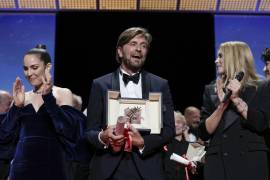 El guionista y director Ruben Ostlund acepta la Palma de Oro por ‘Triangle of Sadness’.