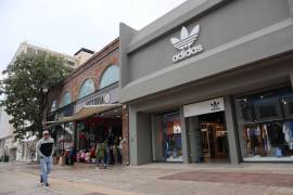 Siendo apenas la segunda sucursal en la ciudad, la marca alemana de ropa deportiva Adidas se instaló hace dos meses en la calle Victoria, entre Acuña y Xicoténcatl.