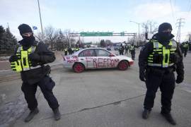 La policía canadiense se movilizó para expulsar a los manifestantes que tenían interrumpido el comercio entre Canadá y EU en el principal cruce fronterizo del puente. AP/Nathan Denette/The Canadian Press
