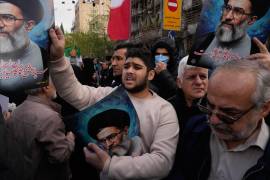 Partidarios del gobierno iraní portan retratos del líder supremo, el Ayatolá Ali Jamenei, el Poder Judicial ha instado a realizar juicios rápidos y ejecuciones contra quienes denomina “alborotadores”.