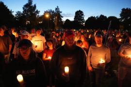 Carly Jenkins, izquierda, y Alex Thomson, centro, presentan sus condolencias junto con otras personas durante una vigila en honor a Charlie Kirk el 12 de septiembre de 2025, en Provo, Utah.