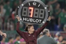 La asistente arbitral Stephanie Frappart de Francia muestra 7 minutos de tiempo extra durante el partido de fútbol del grupo C de la Copa Mundial entre México y Polonia, en el Estadio 974 en Doha, Qatar.