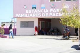 Afuera del hospital hay familiares acampando, y esperando buenas noticias.