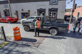 Mientras abren la calle, un ciudadano ha aprovechado la situación para cobrar a conductores por el uso del espacio cerrado como estacionamiento.