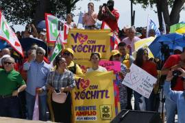 Priistas, panistas y perredistas se concentraron ayer en El Mirador para celebrar la candidatura presidencial de Xóchitl Gálvez por el Frente Amplio. La propuesta del PRI fue ‘coahuilizar’ a México en el 2024.