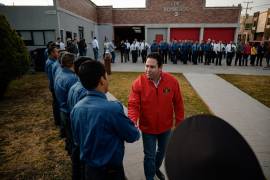 El alcalde Javier Díaz González en su primer pase de lista y revista del Cuerpo de Bomberos de Saltillo, reafirmando su compromiso de mejorar las condiciones laborales y de seguridad del cuerpo de rescate.