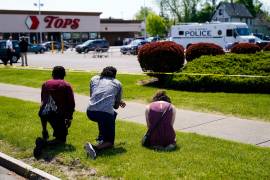 Autoridades dijeron que el autor de la masacre en Buffalo investigó en busca de lugares con alta concentración de personas de raza negra.