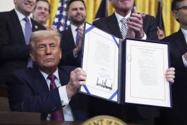 El presidente Donald Trump firma la Ley GENIUS, un proyecto de ley que regula las monedas estables (stablecoins), un tipo de criptomoneda, en la Sala Este de la Casa Blanca.