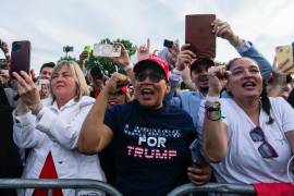 Una partidaria lleva una camiseta “Latinos por Trump” en el mitin del ex presidente Donald Trump en Crotona Park en el sur del Bronx.