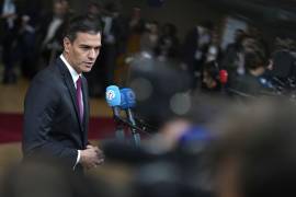 El presidente del Gobierno español, Pedro Sánchez, habla con los medios de comunicación a su llegada al edificio del Consejo Europeo en Bruselas.
