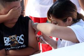 Padres y madres en comunidades rurales expresaron dudas sobre la vacunación de sus hijos, un fenómeno que Cáritas Saltillo identifica como consecuencia de la pandemia de COVID-19.