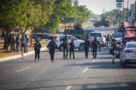 El secretario de Seguridad y Protección Ciudadana, Omar García Harfuch, llegó de inmediato al fraccionamiento Villas del Río en Culiacán, donde uno de sus agentes murió en una emboscada perpetrada por un grupo armado.