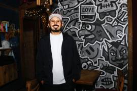 Inauguración de la exposición del artista urbano, grafitero y diseñador grafico Jorge González Valerio conocido en el medio artístico como “Treka”, en el bar Cerdo de Babel ubicado en el centro histórico de Saltillo. “Treka”, artista urbano, grafitero y diseñador gráfico inauguró su exposición en el Bar Cerdo de Babel. Obras de Jorge González Valerio conocido en el medio artístico como “Treka”, expuestas en el bar Cerdo de Babel.