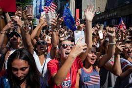 Aficionadas celebran en un desfile para la selección femenil de Estados Unidos cuando festejaron en Nueva York su victoria en la Copa del Mundo, el 10 de julio de 2019. (Damon Winter/The New York Times)