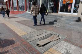 Los registros sin tapa son una trampa para el peatón; en la banqueta de la calle Victoria casi esquina con Xicoténcatl ya han caído varias personas.