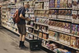 Un hombre compra en un supermercado en Nueva York.