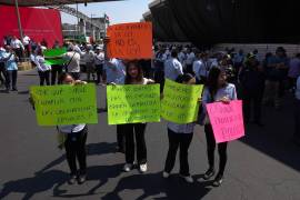 Taxistas pertenecientes a Transportación Terrestre Nueva Imagen, A.C, realizaron un bloqueo en la Terminal 1 y 2 del Aeropuerto Internacional de la Ciudad de México, los inconformes exigen la prohibición de taxis por aplicación en las inmediaciones del aeropuerto, así como una mesa de diálogo con autoridades correspondientes.