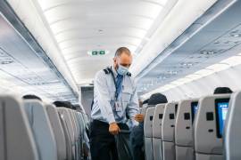 Con la nueva tecnología de American Airlines, los pasajeros rebeldes que intenten abordar antes de su turno activarán una alarma sonora y serán regresados a su grupo.