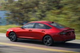 Todas las versiones del Accord 2026 incluyen pantalla táctil con Apple CarPlay y Android Auto inalámbricos.