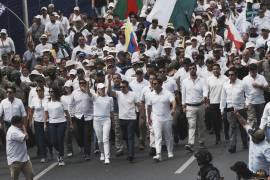 El presidente Daniel Noboa, en el centro, lidera la Marcha por la Paz y la Justicia para reafirmar el compromiso de la nación de combatir el crimen organizado y abordar la inseguridad en Guayaquil, Ecuador, el jueves 11 de septiembre de 2025. FOTO: