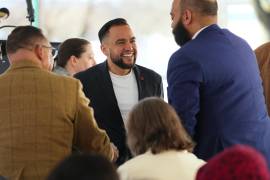 El alcaldede Lancaster, Pensilvania, Jaime Arroyo, conversa con los asistentes a la ceremonia de inauguración de una sucursal de Finanta Credit Union en Reading, Pensilvania.