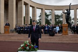 El secretario de Defensa, Pete Hegseth, deposita una corona de flores en el cementerio estadounidense para conmemorar el 82.º aniversario del desembarco de Normandía, en Colleville-sur-Mer, Normandía, Francia.