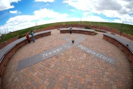 En esta fotografía tomada a través de una lente ojo de pez, la gente visita el Columbine Memorial en Littleton, Colorado.