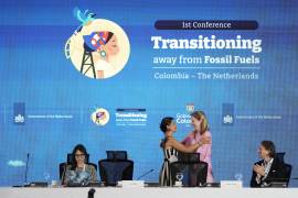 Stientje van Veldhoven, ministra de Política Climática y Crecimiento Verde de Holanda, derecha, abraza a la ministra de Ambiente de Colombia, Irene Vélez Torres, durante una conferencia para dejar atrás los combustibles fósiles.