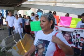 Ana Luisa Romo realizó un acto simbólico en la colonia donde su hijo fue visto por última vez en 2010.