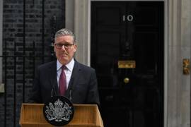 El primer ministro británico, Keir Starmer, habla con los medios de comunicación frente al número 10 de Downing Street para anunciar su dimisión en Londres, el lunes 22 de junio de 2026.