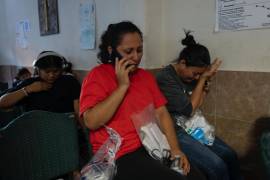 Con una bolsa en la mano entregada por la Patrulla Fronteriza con sus pertenencias, la migrante mexicana Ana Ruiz, a la derecha, se enjuga las lágrimas en el refugio San Juan Bosco en Nogales, México.