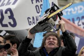El entonces aspirante a la presidencia Javier Milei blande una motosierra durante un acto de campaña en La Plata, Argentina, el martes 12 de septiembre de 2023.